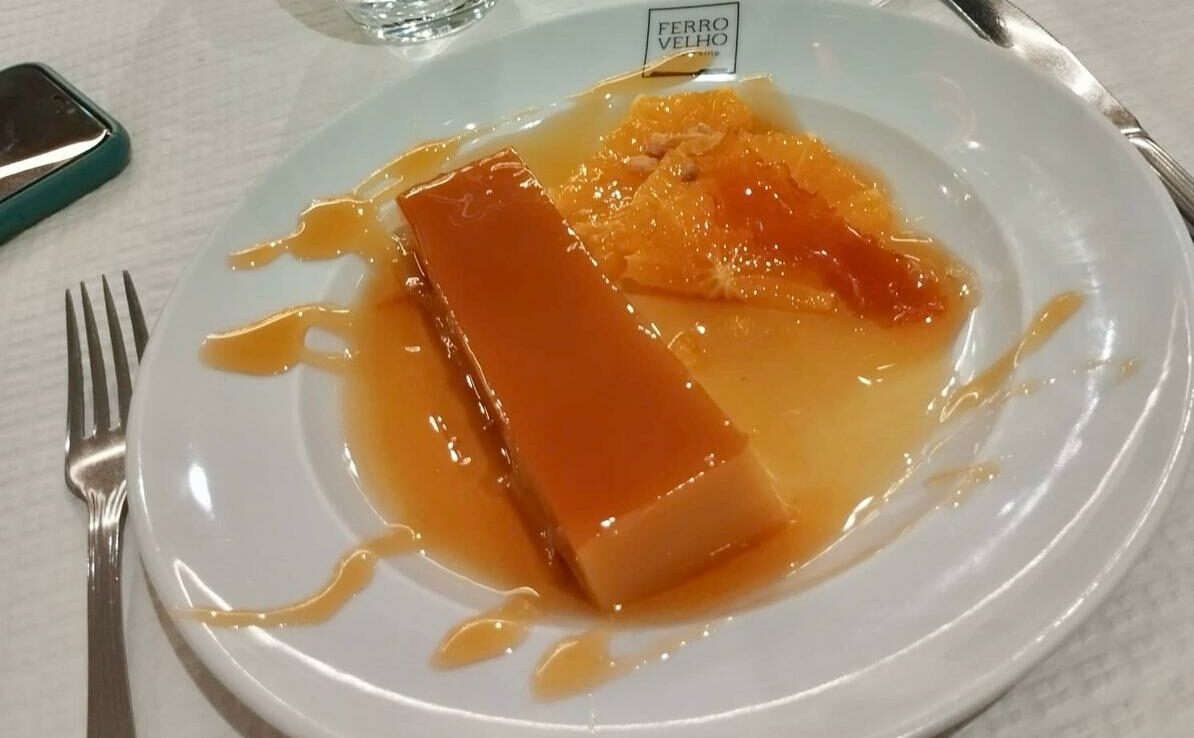 Pudim abade de Priscos com calda de laranja