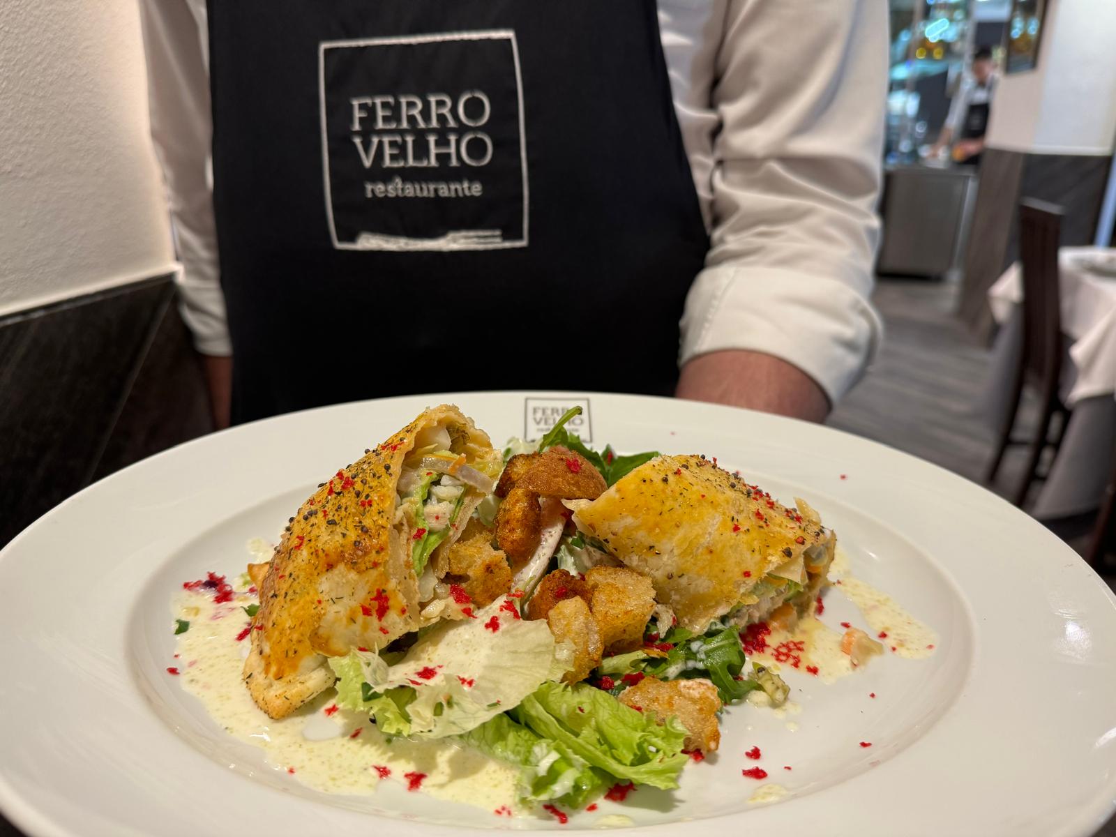 folhado de peixe e camarão