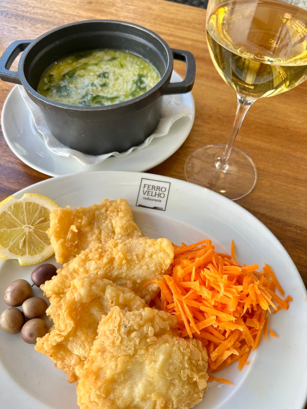 filetes de alabote fritos com arroz de grelos
